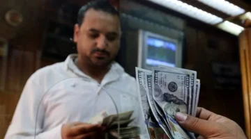 سعر الدولار يسجل 52.35 جنيهًا وسط حالة من الاستقرار قبل إجازة العيد